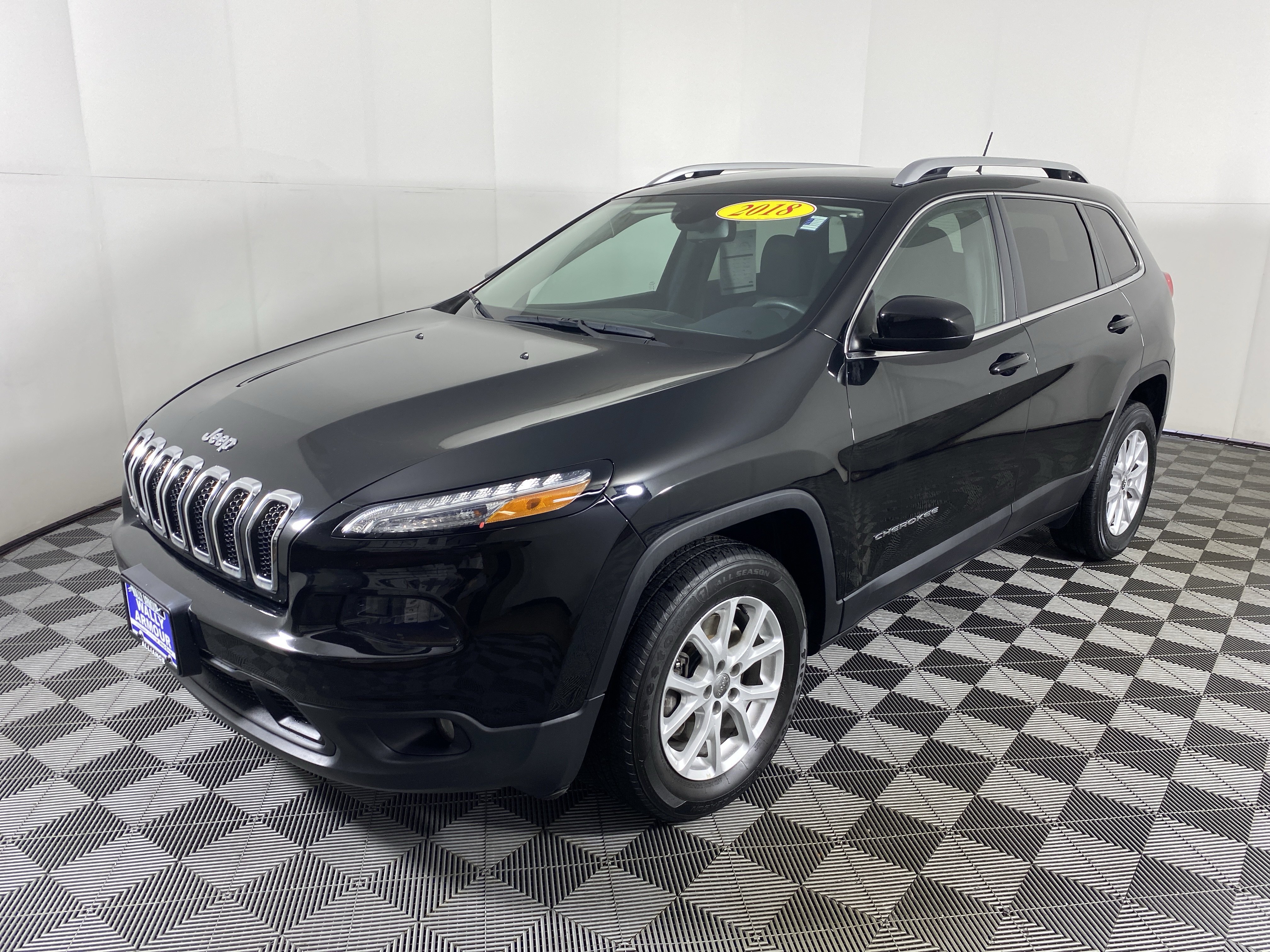 Used 2018 Jeep Cherokee Latitude w/ Safety Group AWD/4WD image 10