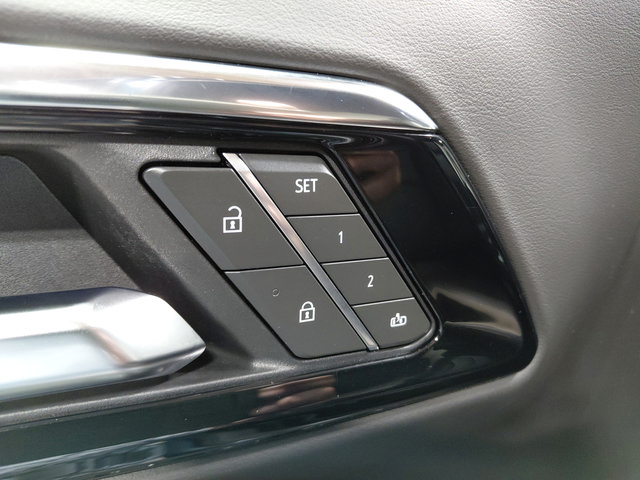 Used 2025 Chevrolet Suburban Premier AWD/4WD image 26