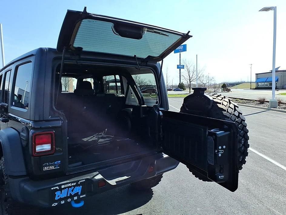 Used 2023 Jeep Wrangler Unlimited w/ Cold Weather Group image 24