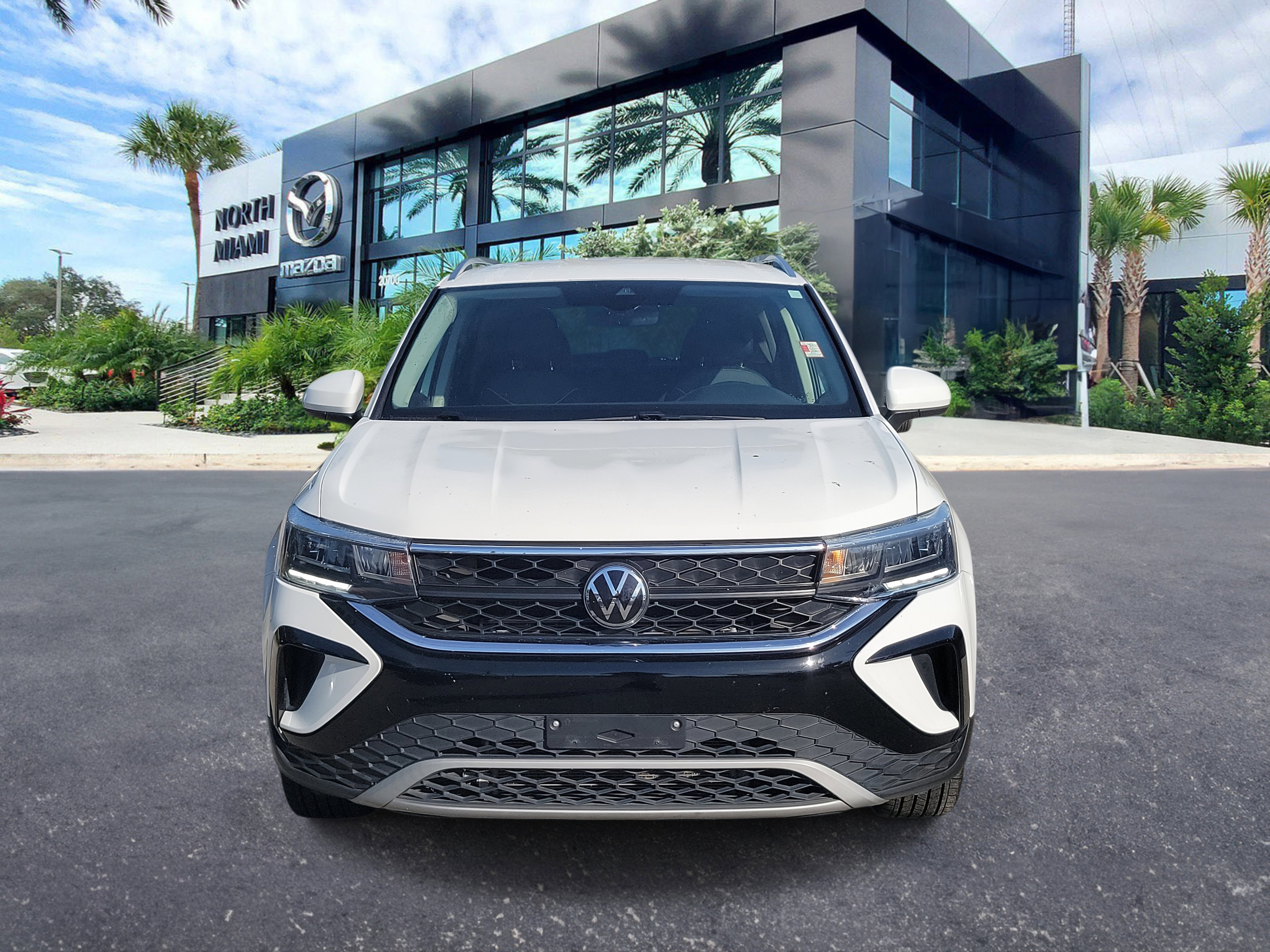 Used 2024 Volkswagen Taos SE image 2