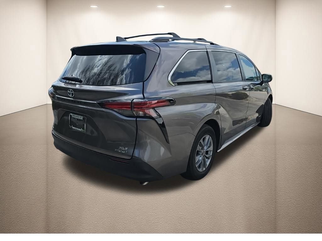Used 2021 Toyota Sienna XLE w/ XLE Plus Package image 3