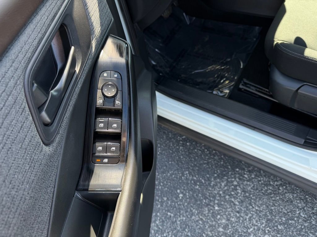 Used 2023 Nissan Rogue S image 14