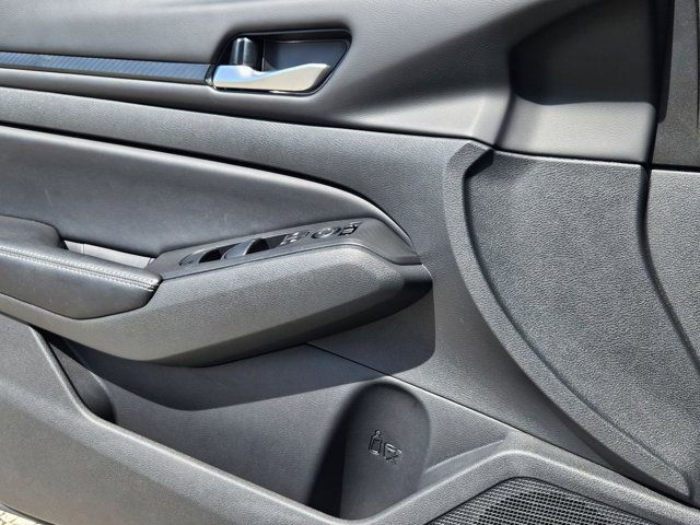 Used 2025 Nissan Altima 2.5 SV image 11