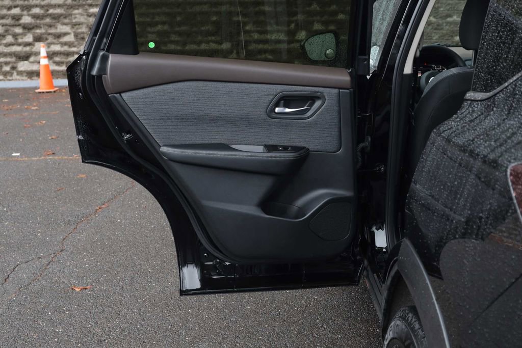 Used 2023 Nissan Rogue SV image 19