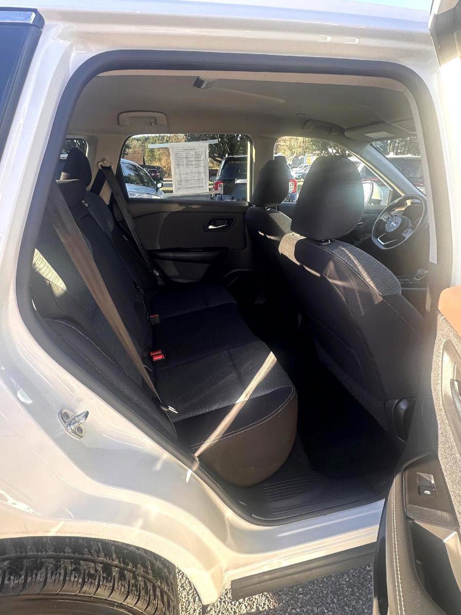 Used 2023 Nissan Rogue SV image 13