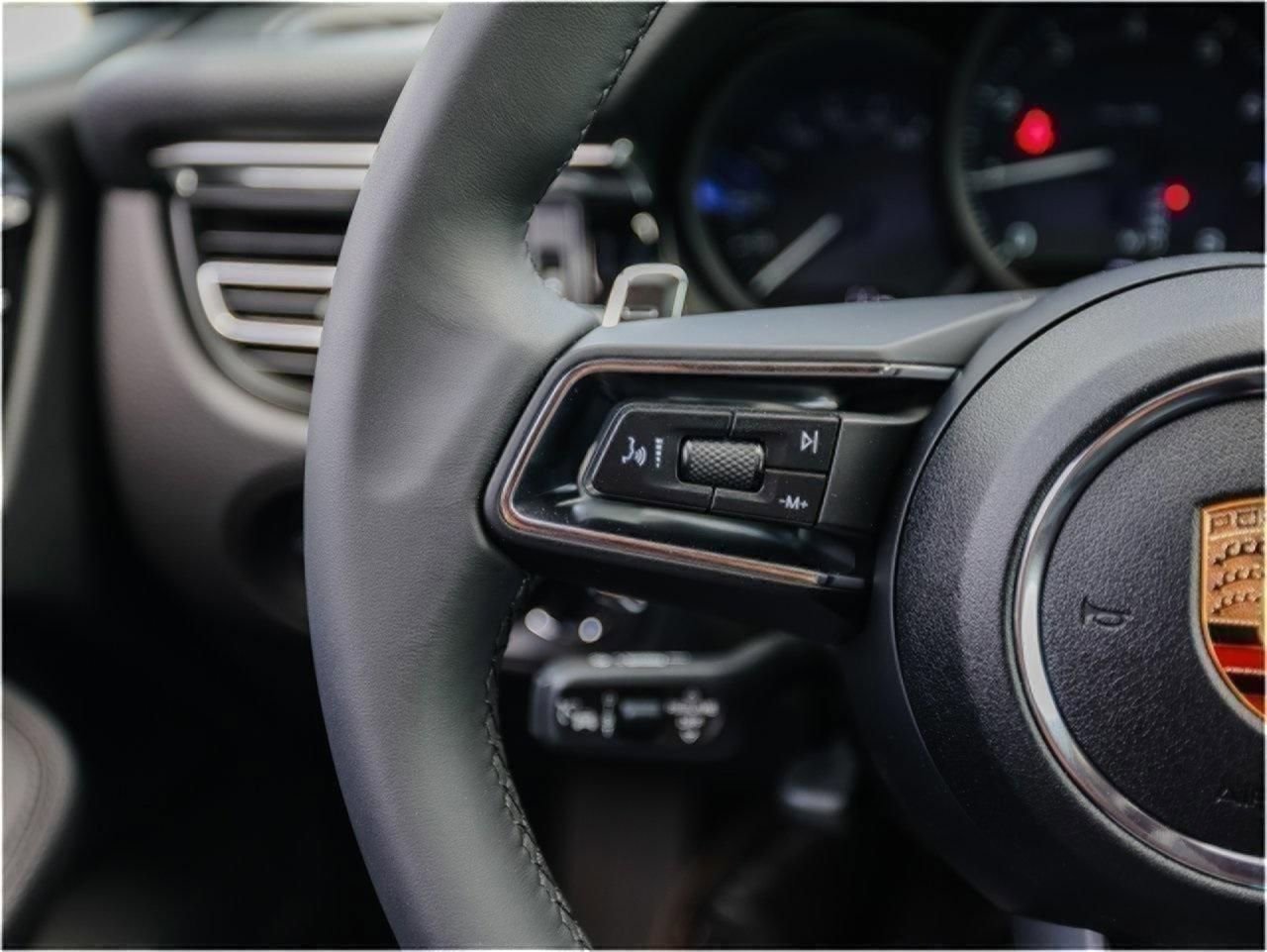Certified 2025 Porsche Macan AWD/4WD image 17