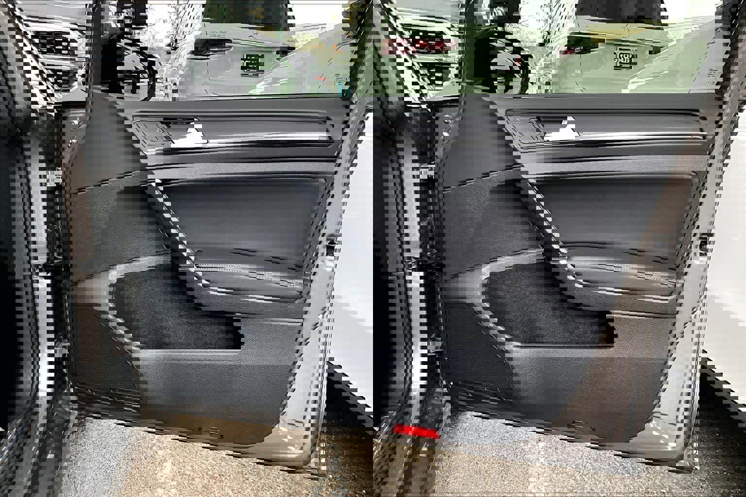 Used 2017 Volkswagen Golf R 4-Door image 22