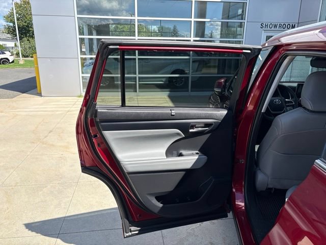Used 2023 Toyota Highlander XLE AWD/4WD image 29