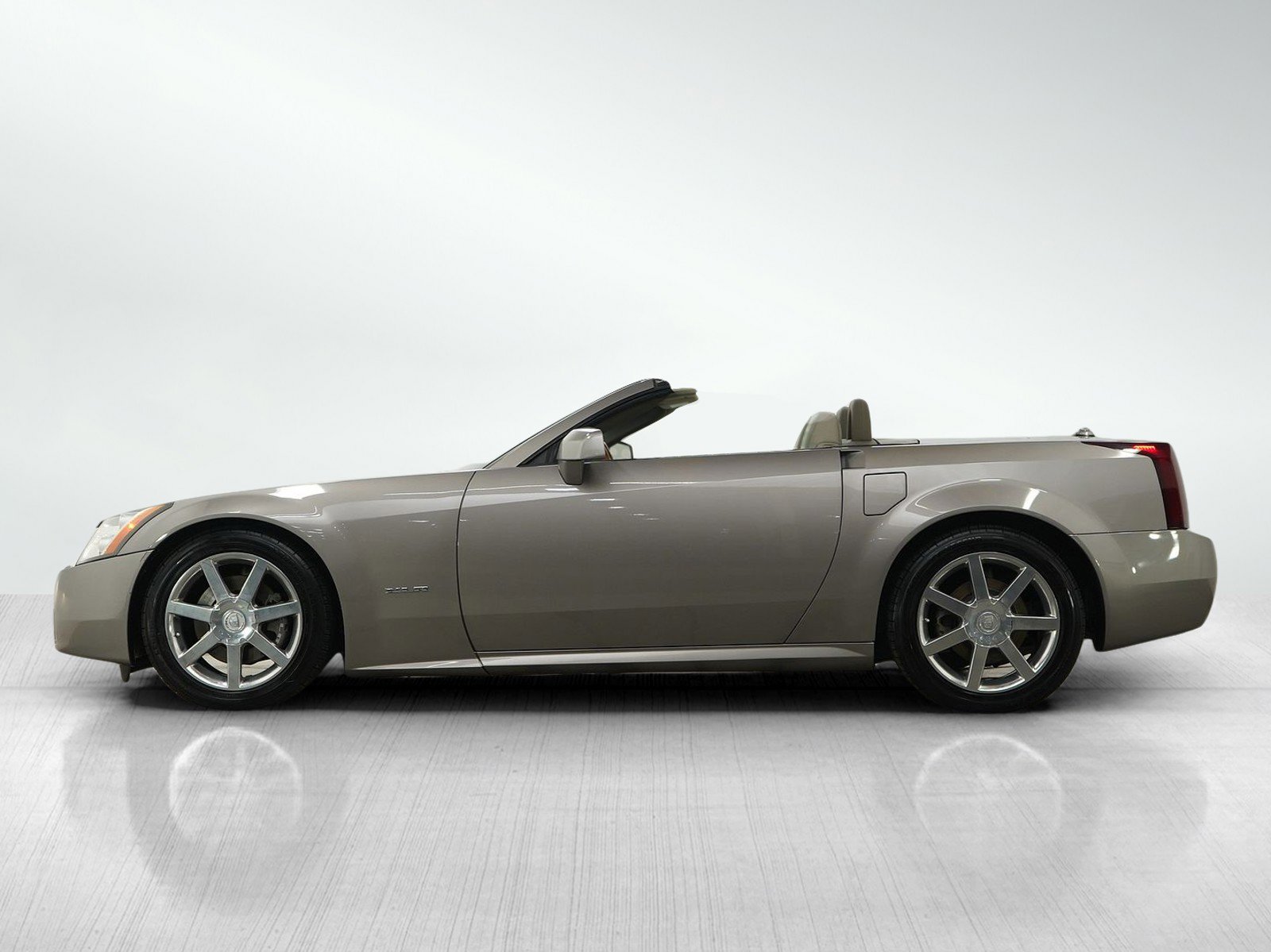 Used 2005 Cadillac XLR image 2