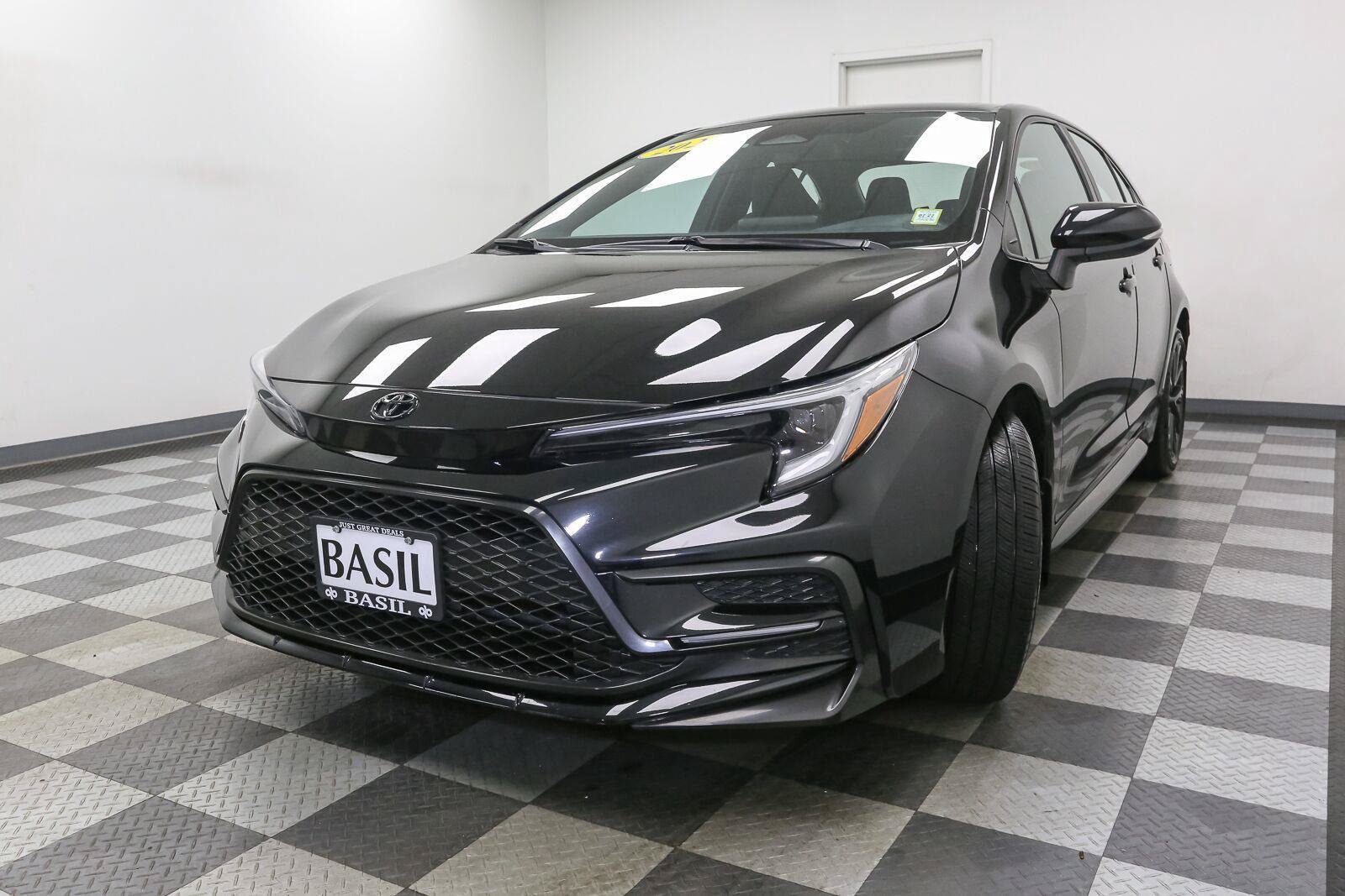 Used 2023 Toyota Corolla SE w/ SE Premium Package FWD image 4