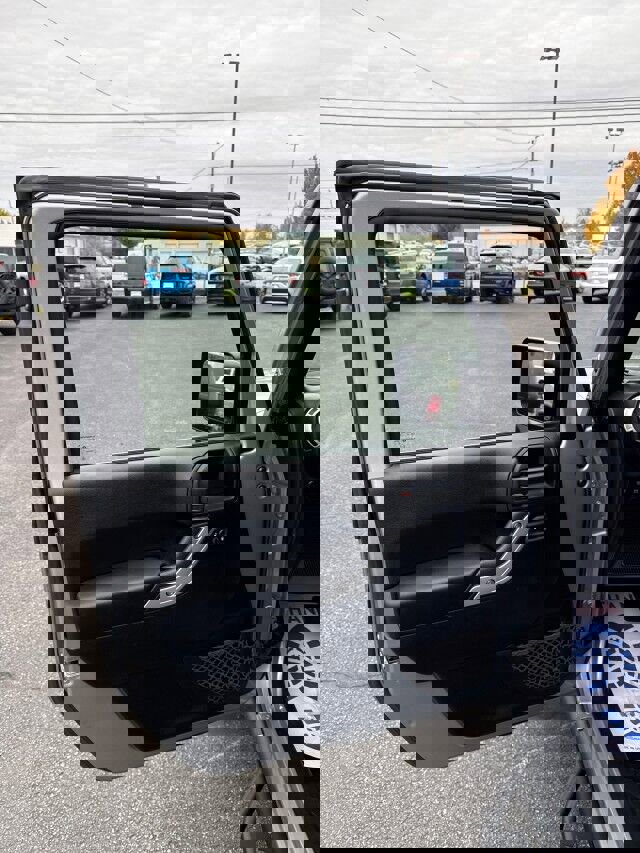 Used 2018 Jeep Wrangler Unlimited Rubicon w/ Connectivity Group image 9