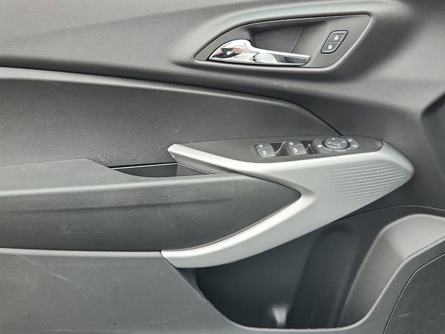 Used 2025 Chevrolet Trax LS FWD image 9