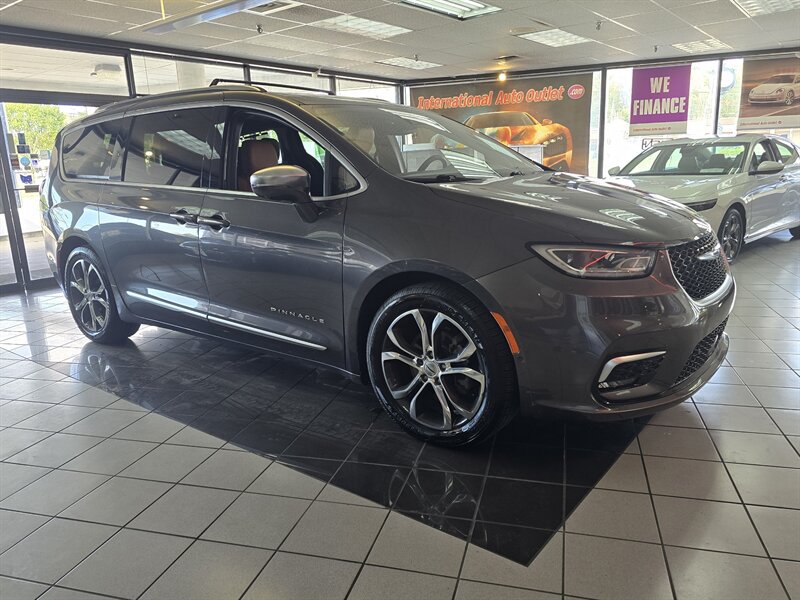 Used 2022 Chrysler Pacifica Pinnacle FWD image 3