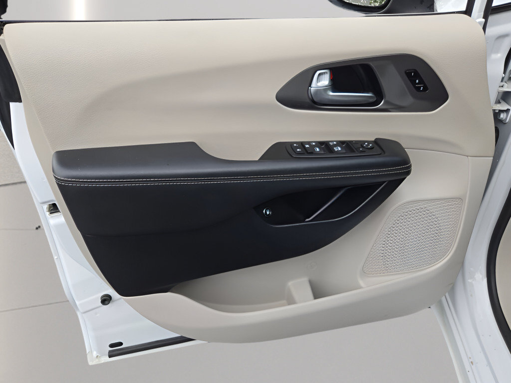 Used 2023 Chrysler Pacifica Touring-L FWD image 24