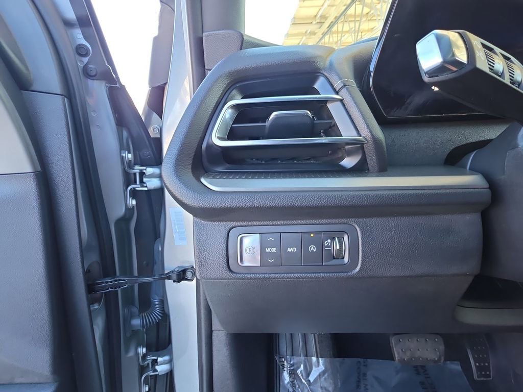 Used 2025 Chevrolet Traverse LT image 18