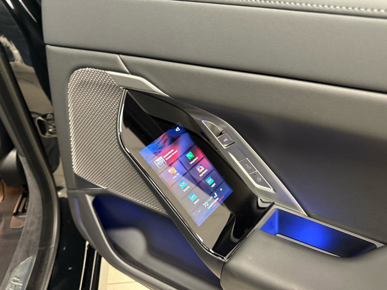 Used 2024 BMW 740i w/ Premium Package image 25