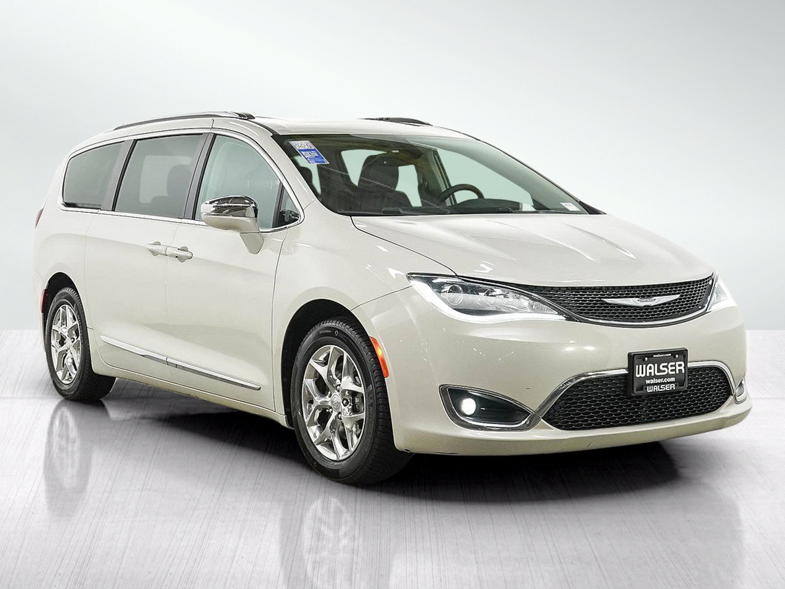 Used 2017 Chrysler Pacifica Limited w/ UConnect Theater Package FWD image 7