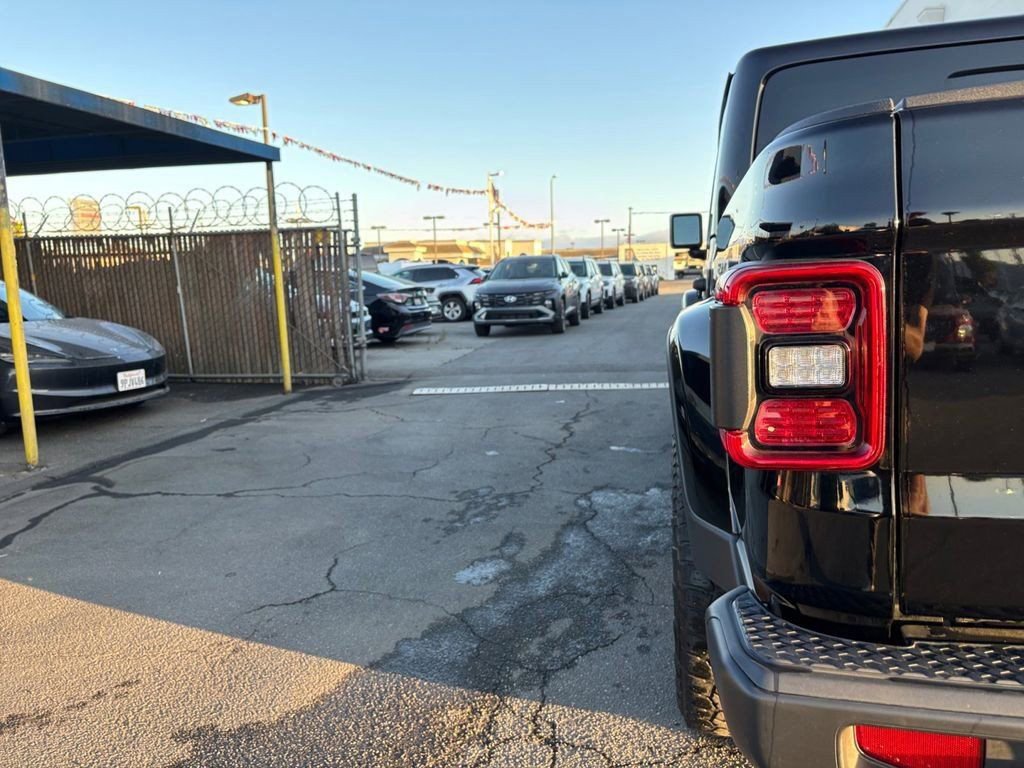 Used 2021 Jeep Gladiator Overland image 96