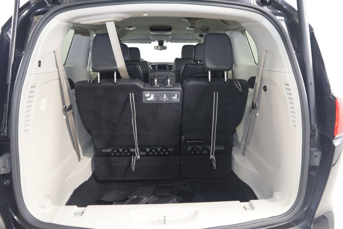 Used 2018 Chrysler Pacifica Touring-L FWD image 47