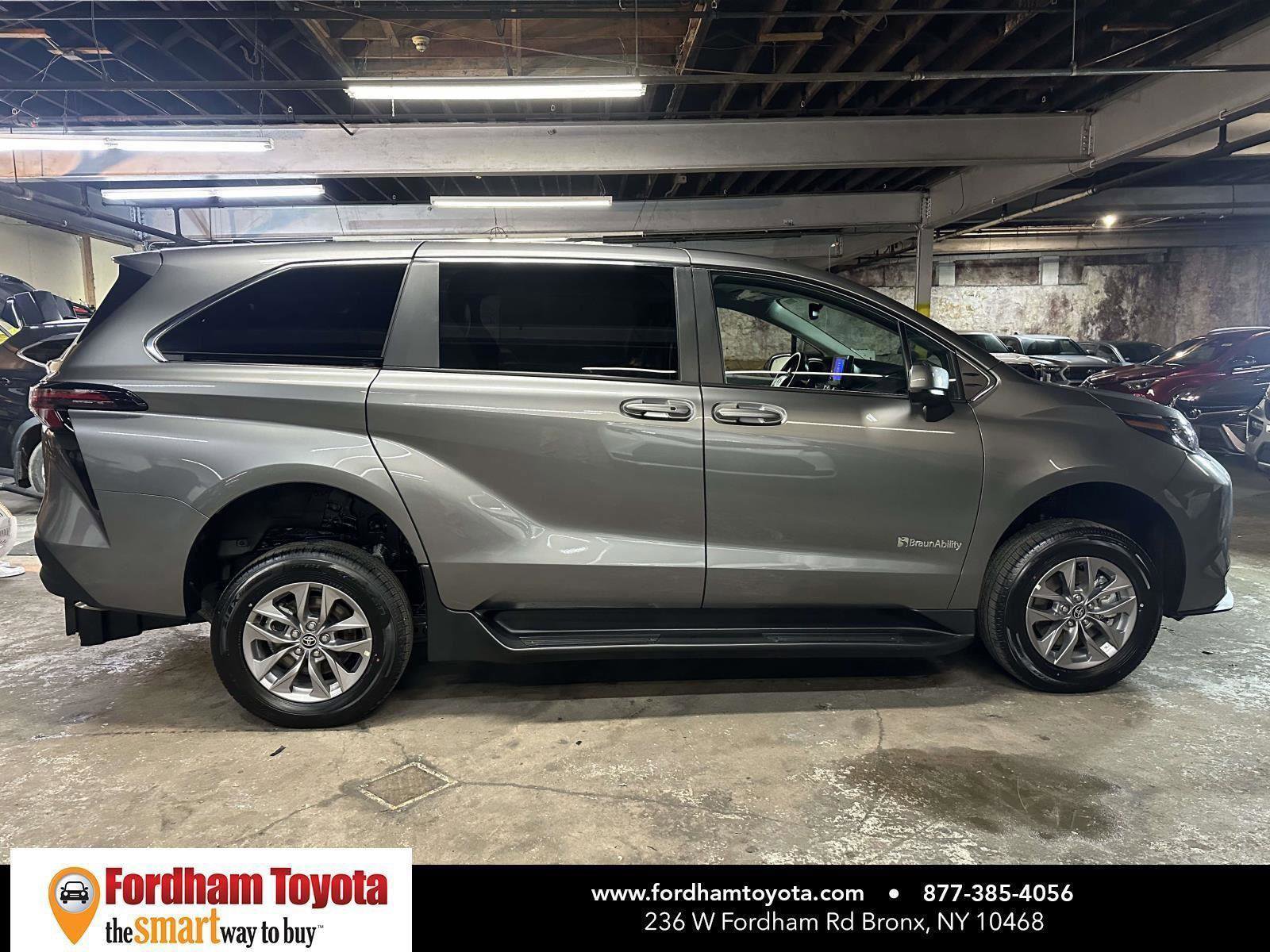 Used 2026 Toyota Sienna LE image 7