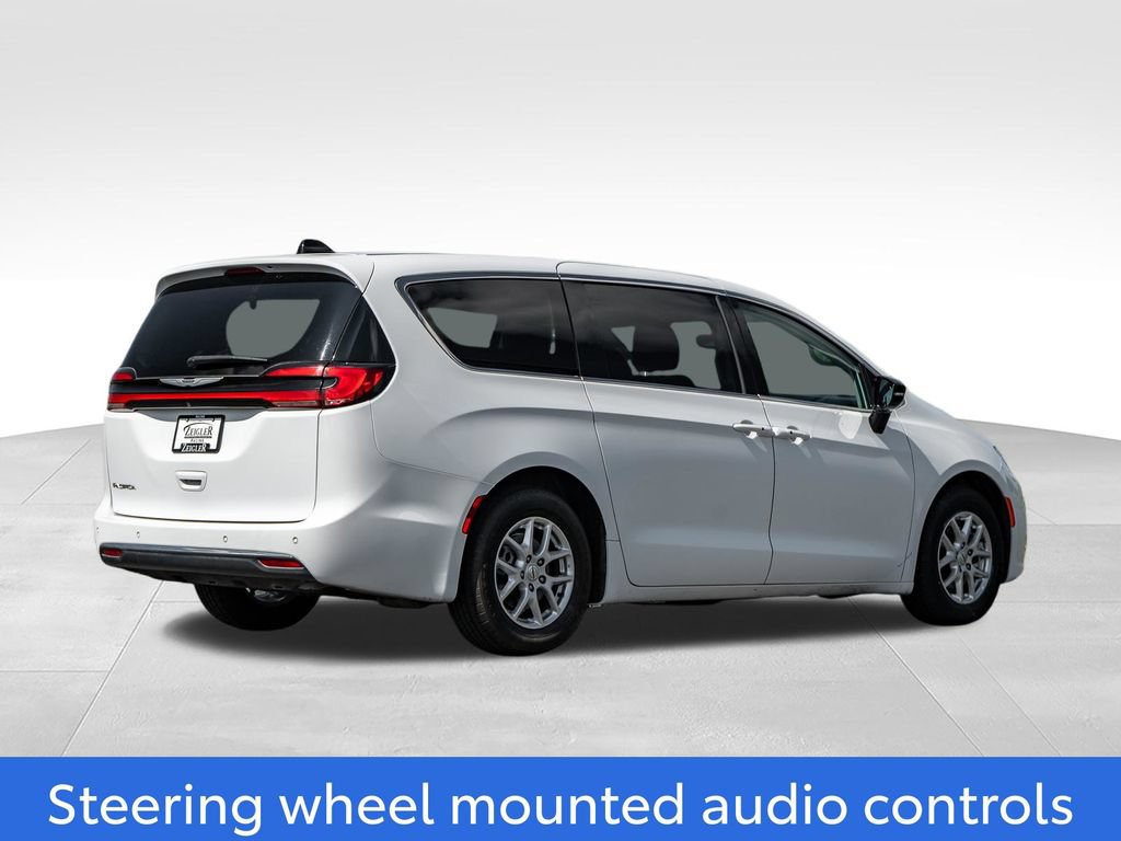 Used 2024 Chrysler Pacifica Touring-L FWD image 7