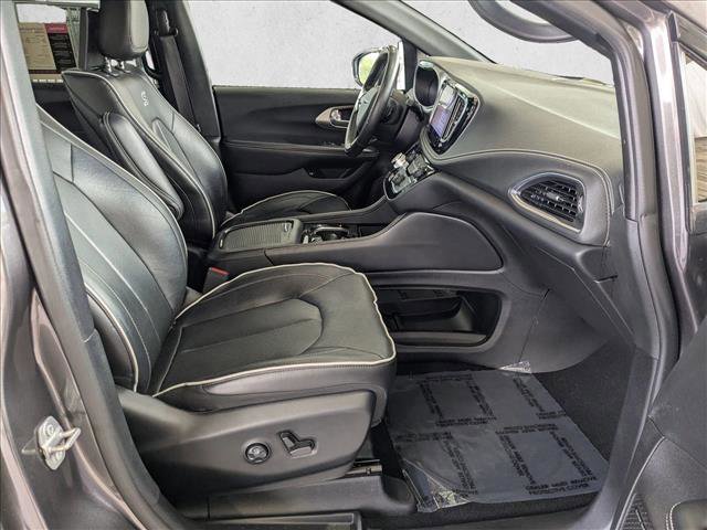 Used 2022 Chrysler Pacifica Limited w/ Uconnect Theater Family Group FWD image 19