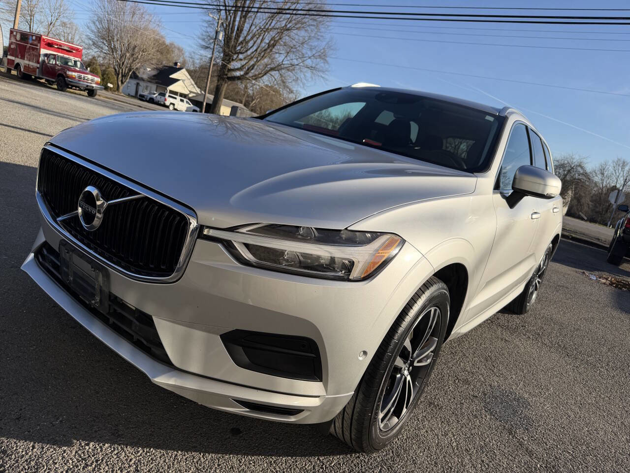 Used 2019 Volvo XC60 T5 Momentum w/ Multimedia Package image 3