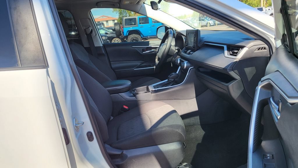Used 2021 Toyota RAV4 XLE w/ Convenience Package FWD image 20