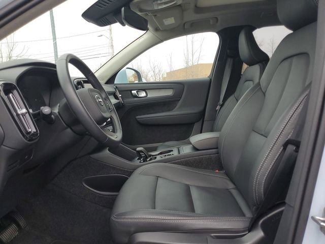 Used 2025 Volvo XC40 B5 Core image 19