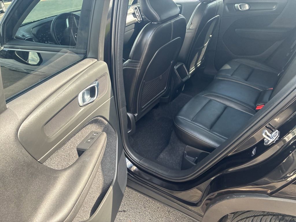 Used 2020 Volvo XC40 T5 Momentum image 5