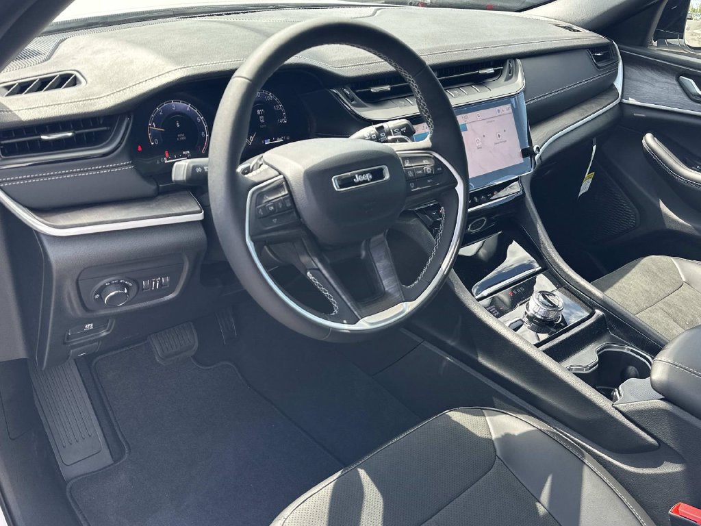 New 2027 Jeep Grand Cherokee Altitude AWD/4WD image 2