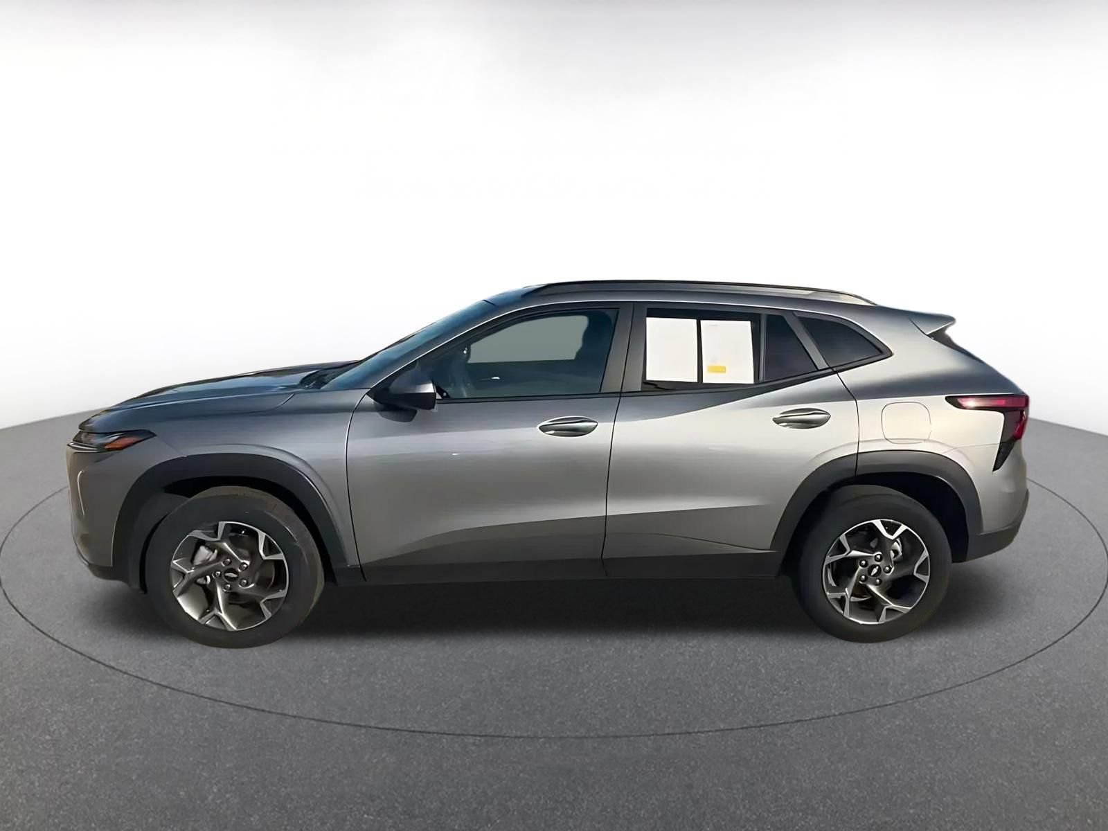 Used 2025 Chevrolet Trax LT FWD image 8