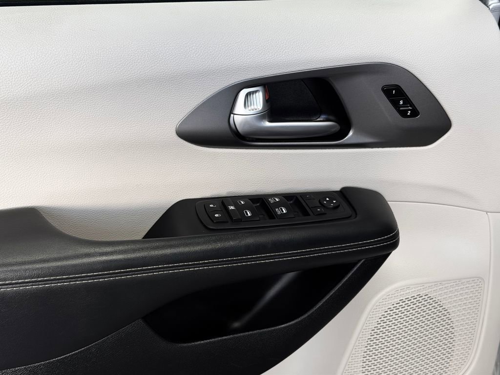 Used 2024 Chrysler Pacifica Touring-L image 22