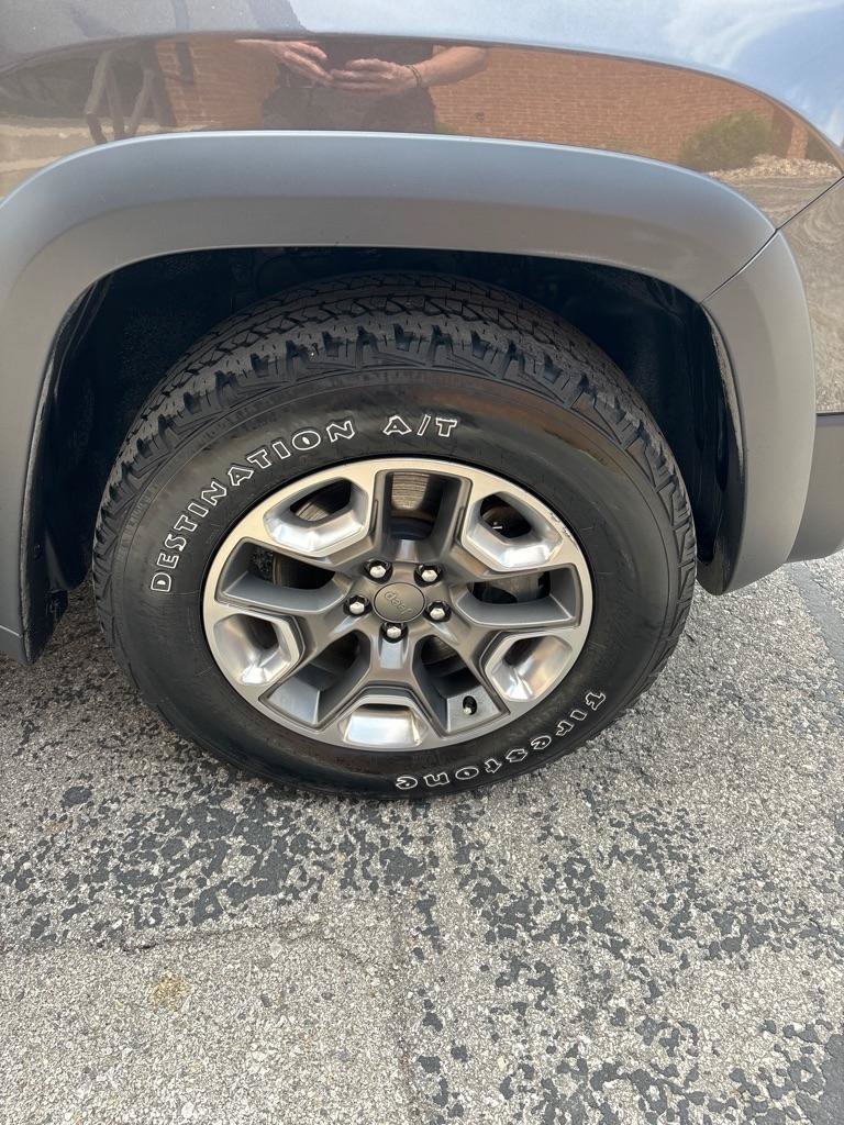 Used 2019 Jeep Cherokee Trailhawk w/ Comfort/Convenience Group AWD/4WD image 13