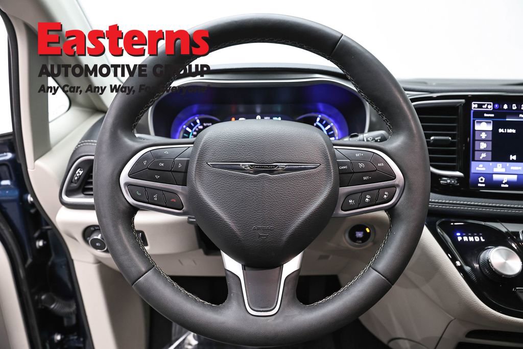 Used 2023 Chrysler Pacifica Touring-L FWD image 10