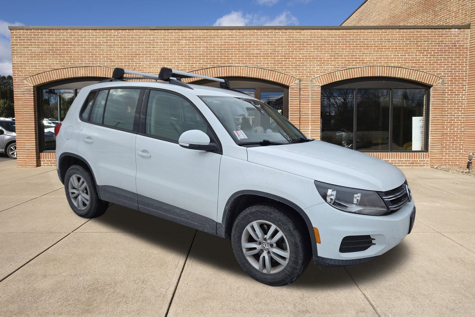 Used 2017 Volkswagen Tiguan S image 1