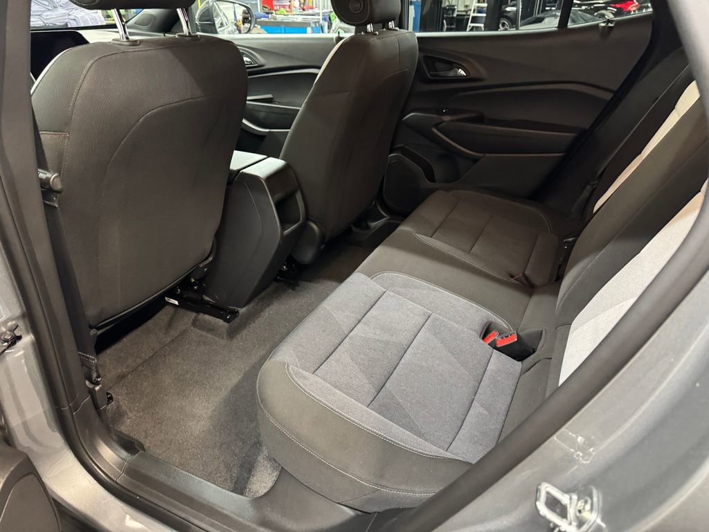 Used 2025 Chevrolet Trax RS FWD image 15