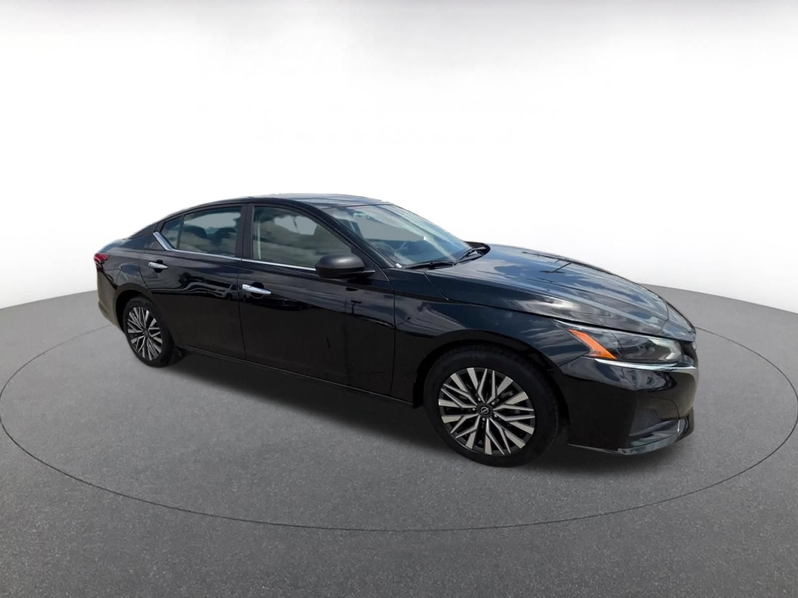 Used 2025 Nissan Altima 2.5 SV FWD image 2