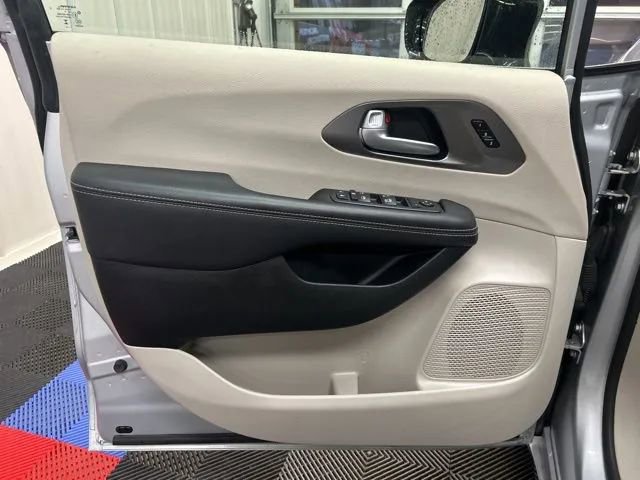 Used 2024 Chrysler Pacifica Touring-L image 16