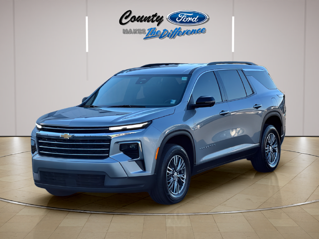Used 2024 Chevrolet Traverse LT FWD image 2