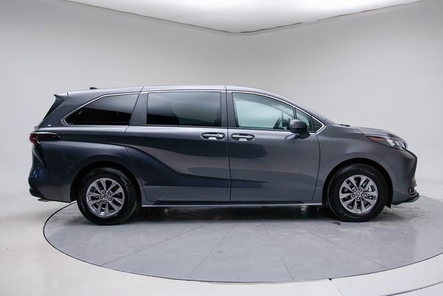 Certified 2025 Toyota Sienna XLE image 6