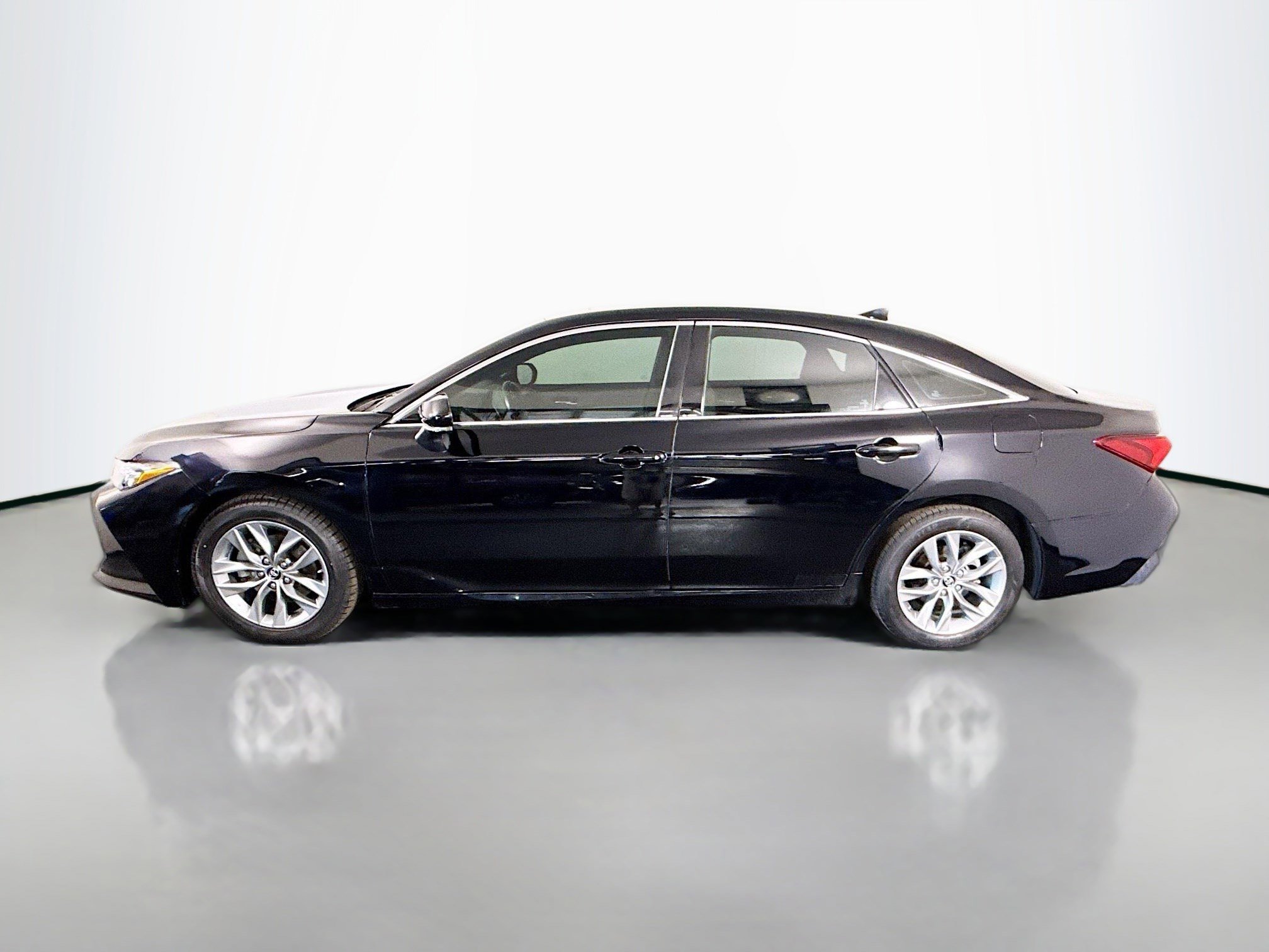 Used 2019 Toyota Avalon XLE w/ Moonroof Package FWD image 6