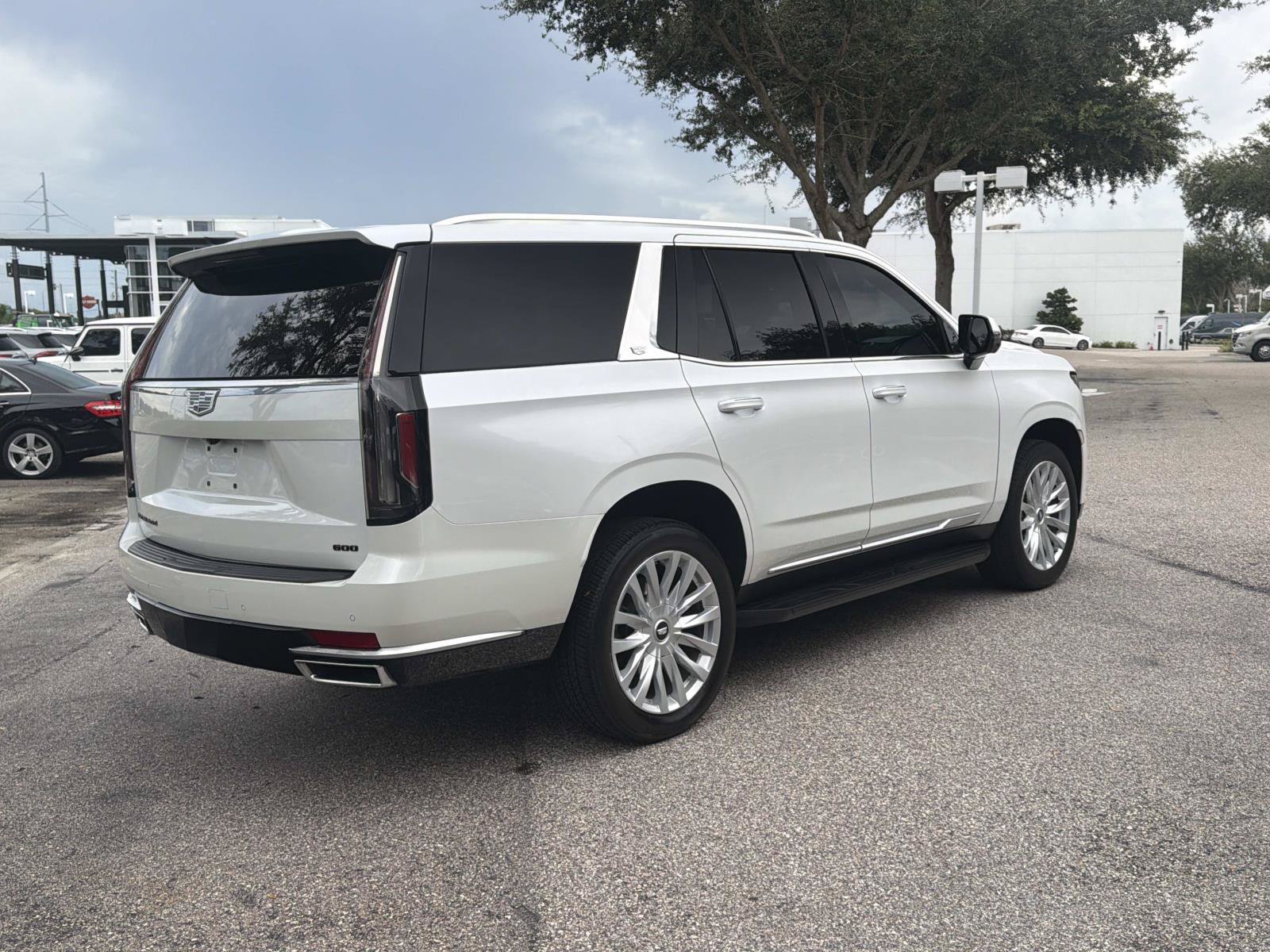 Used 2023 Cadillac Escalade Luxury RWD image 3