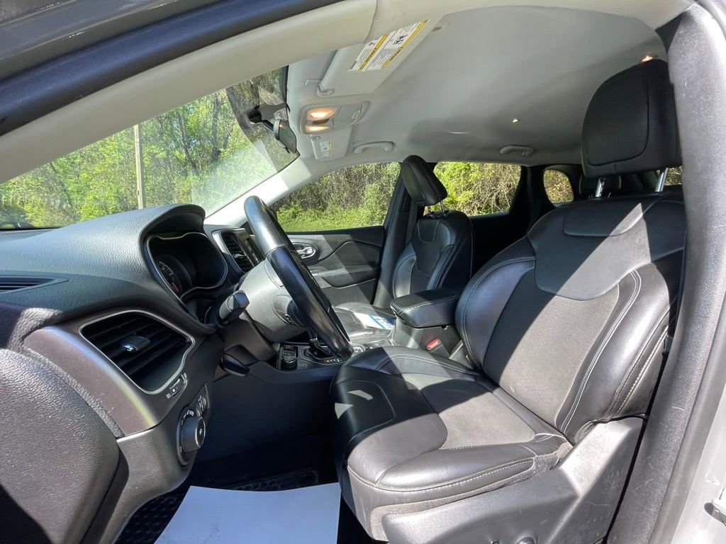 Used 2019 Jeep Cherokee Latitude Plus w/ Cold Weather Group AWD/4WD image 25