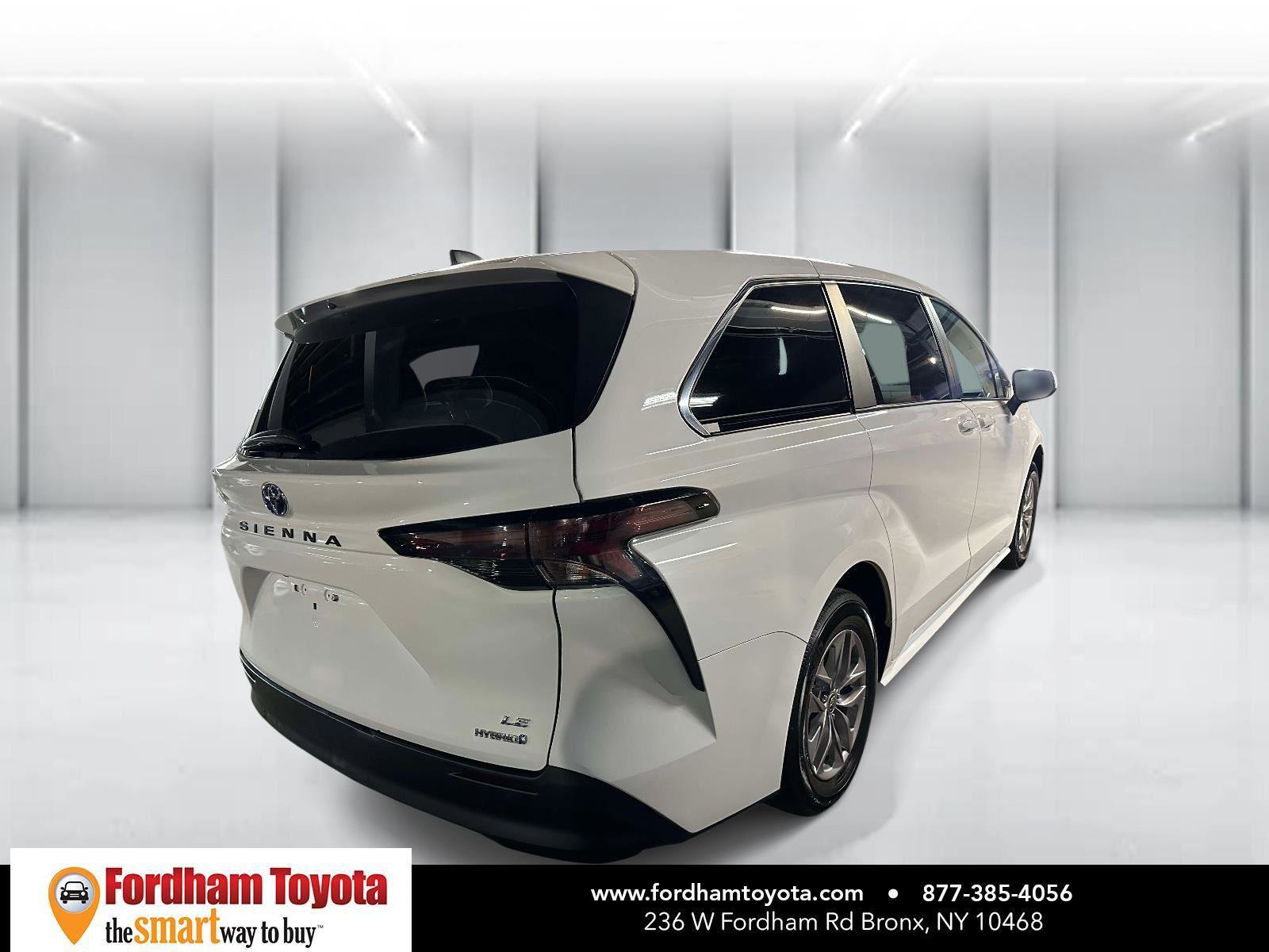 Used 2024 Toyota Sienna LE image 4