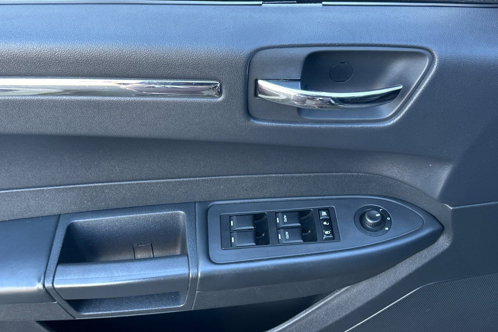 Used 2010 Chrysler 300 Touring image 11