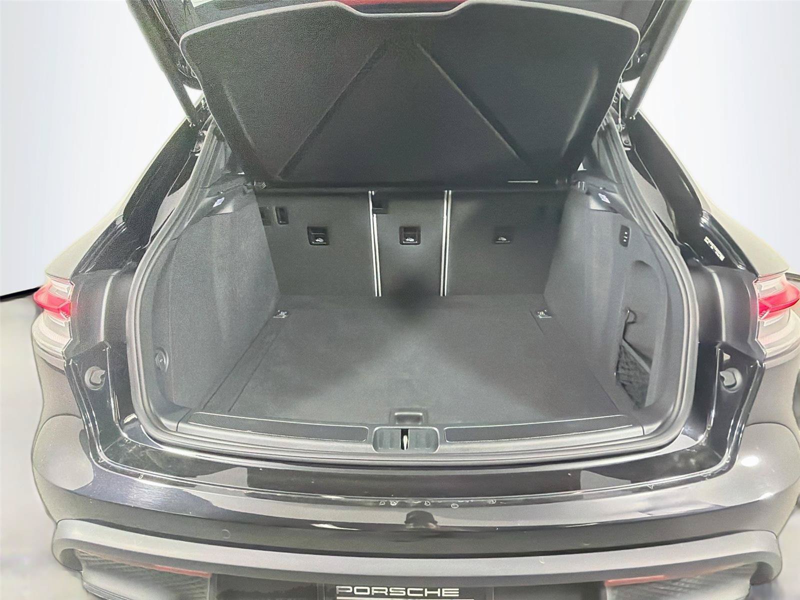 Certified 2026 Porsche Macan GTS AWD/4WD image 36