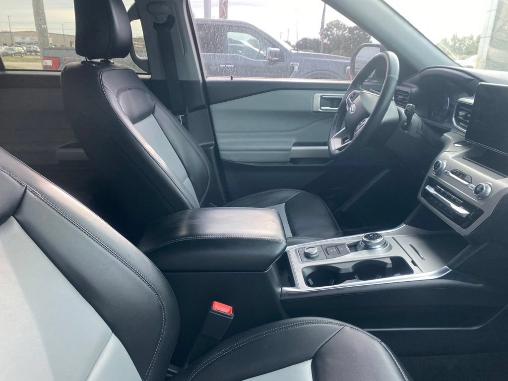 Used 2024 Ford Explorer XLT w/ Equipment Group 202A AWD/4WD image 5
