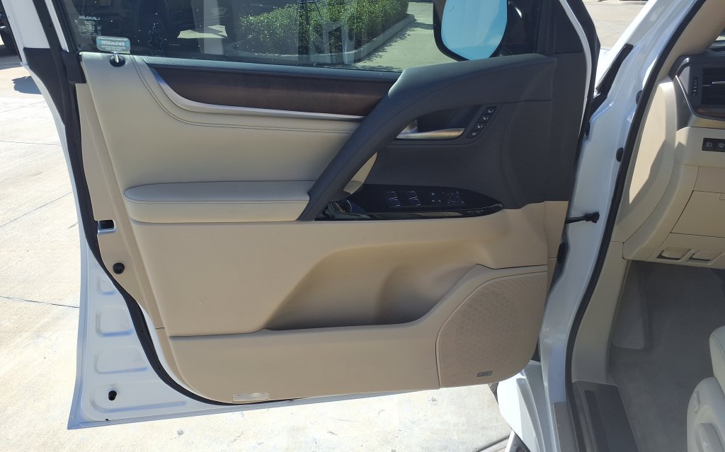 Used 2021 Lexus LX 570 4WD w/ Luxury Package image 12