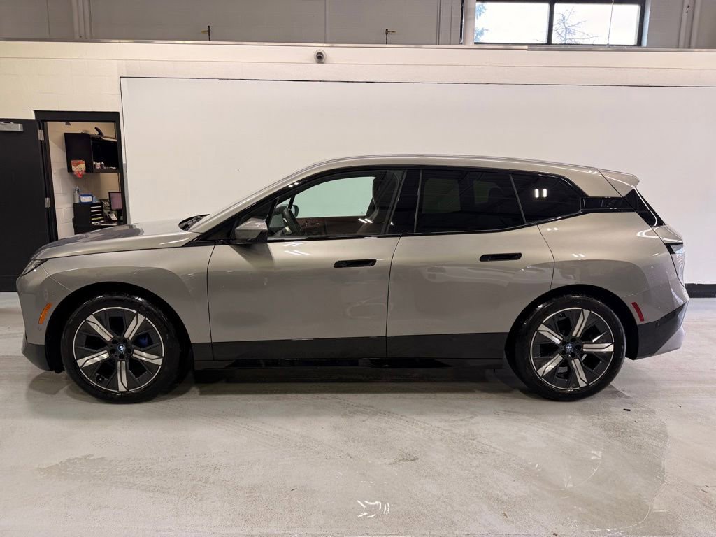 Used 2023 BMW iX xDrive50 w/ Premium Package AWD/4WD image 2
